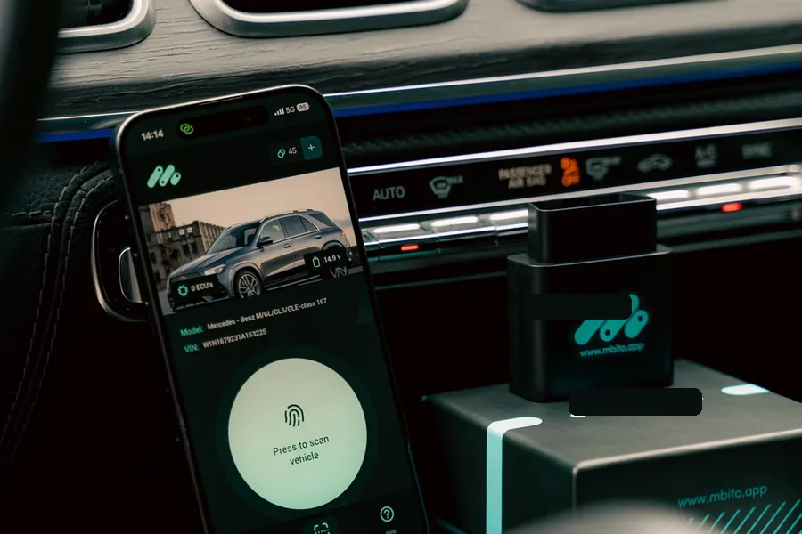 Adapter i aplikacja MBito we wnętrzu Mercedesa